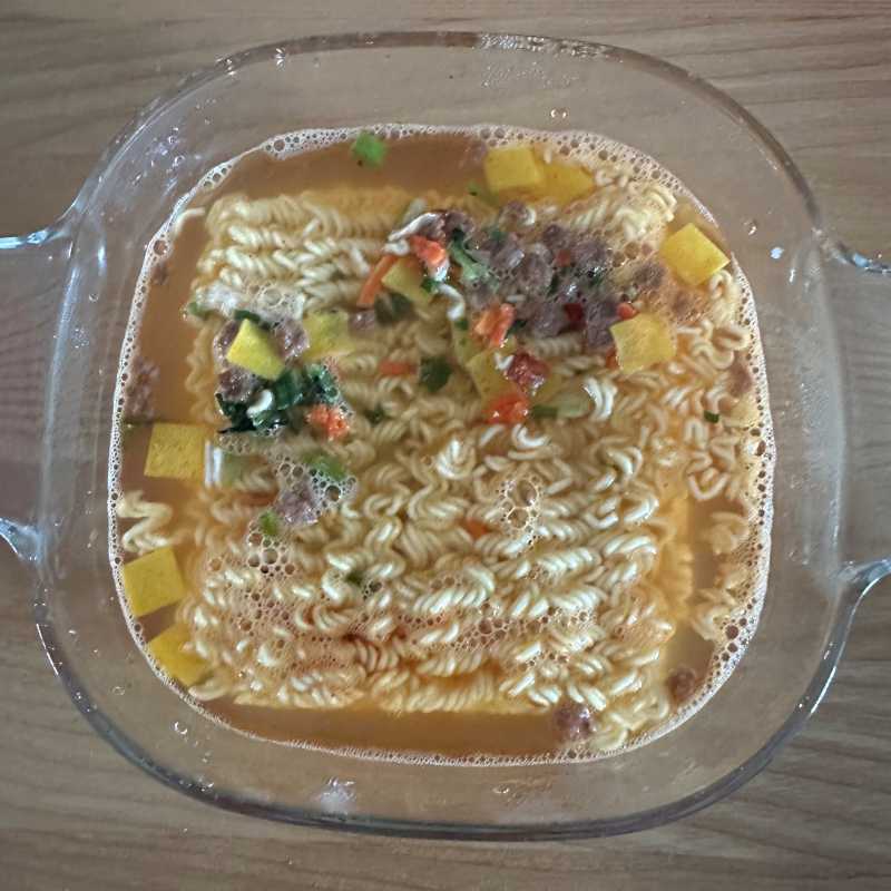 용기에 물 넣은 모습